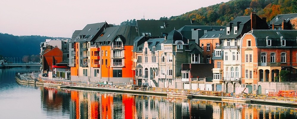 Dinant, Bélgica, Casas a beira-mar
